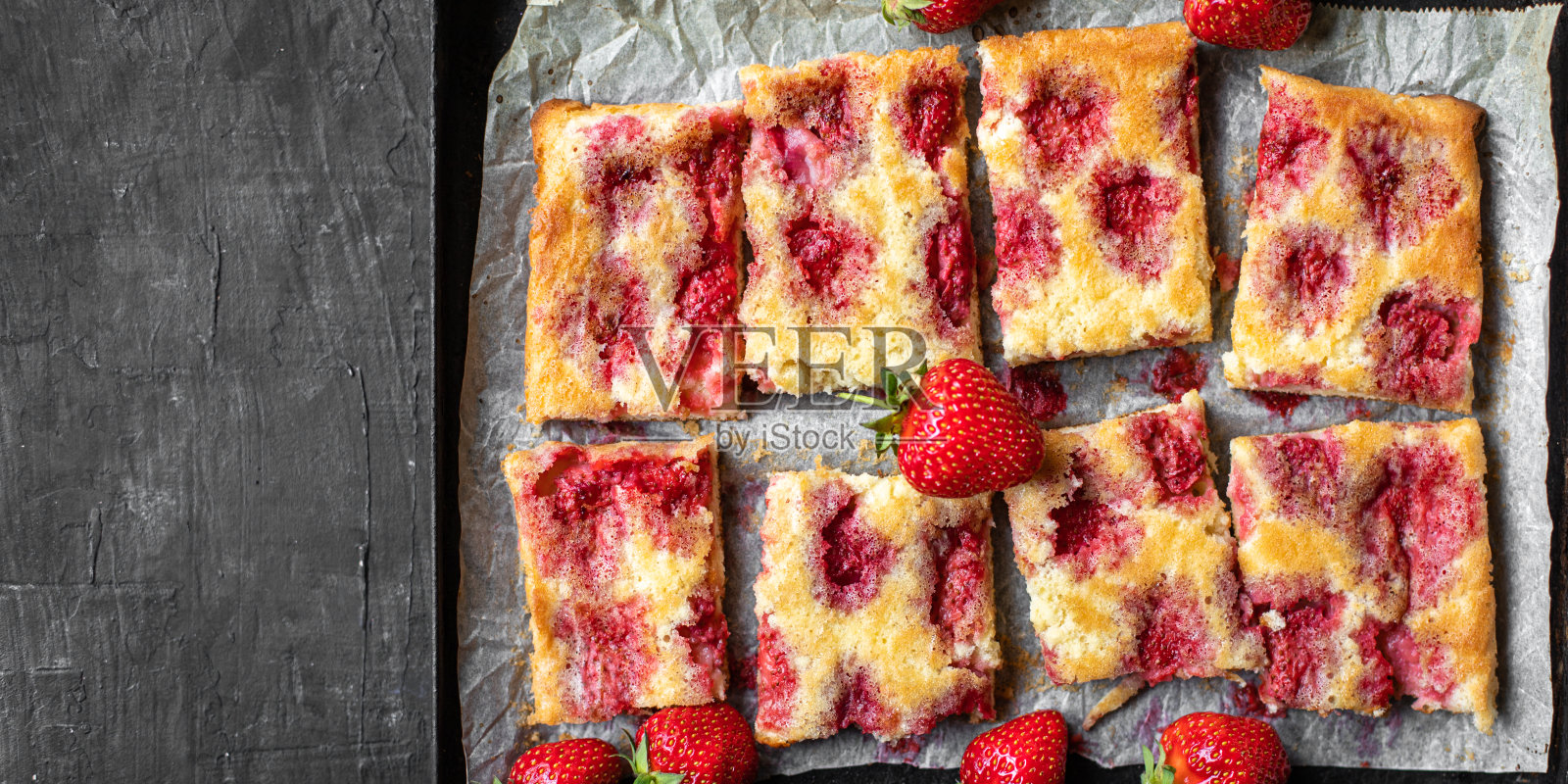 餐桌上的草莓甜点、甜馅饼、饼干、浆果馅饼碟、健康餐、小吃仿太空食物背景质朴照片摄影图片