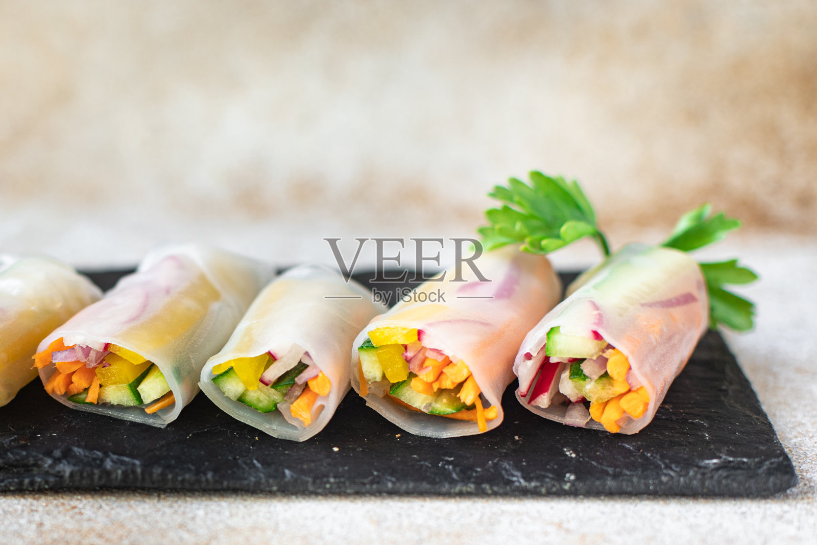 春卷nem越南卷米纸蔬菜米纸盘在桌子上健康餐小吃复制空间食物背景质朴。俯视图照片摄影图片