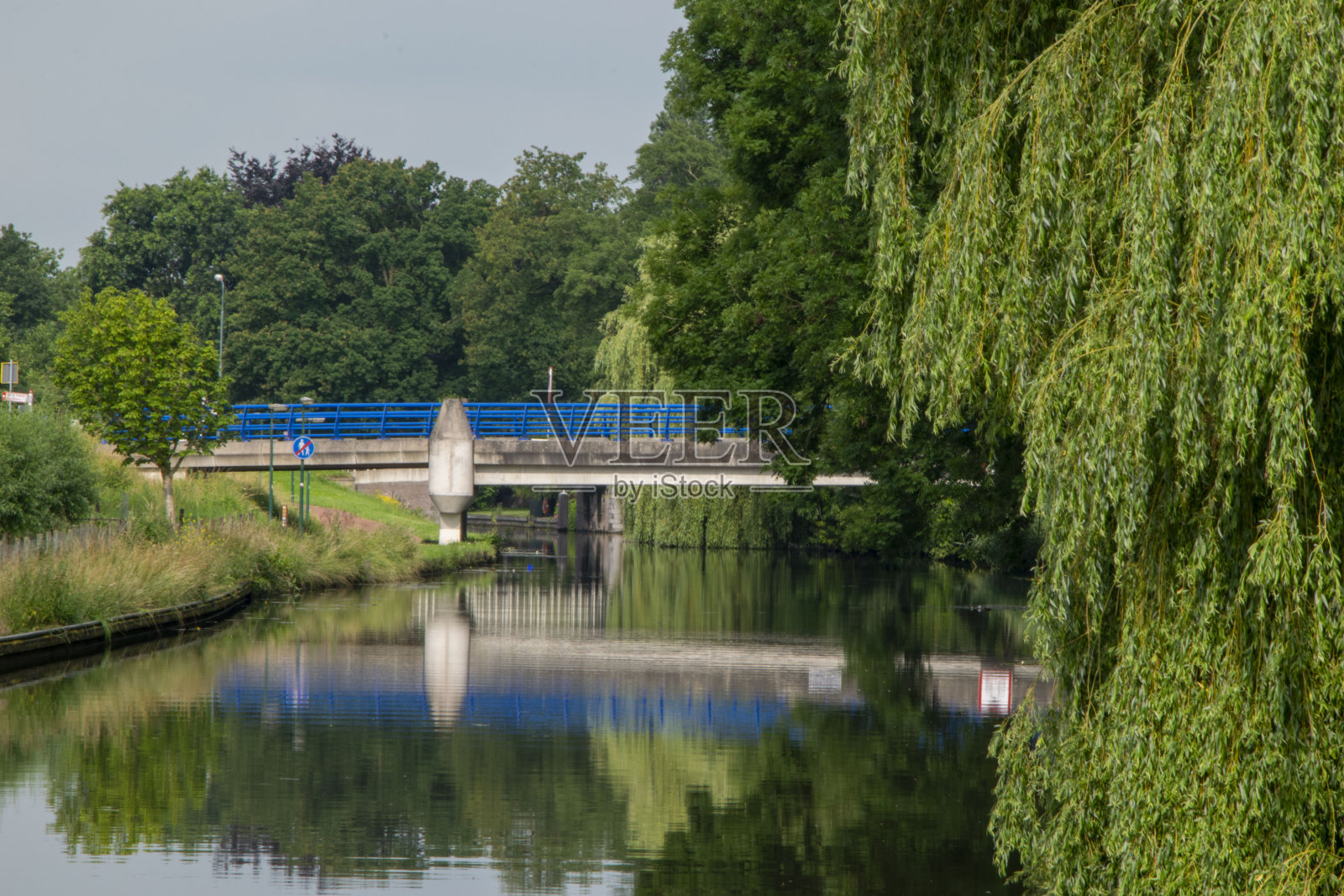 Woerden附近N198的蓝色桥，越过Oude Rijn，通向Snel和Polanen地区照片摄影图片