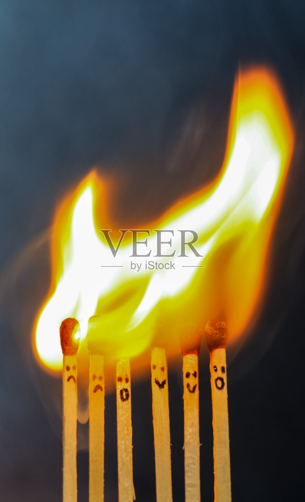 一组燃烧着的红色火柴与背景隔绝。排燃烧火柴的连锁反应。火柴艺术摄影。照片摄影图片