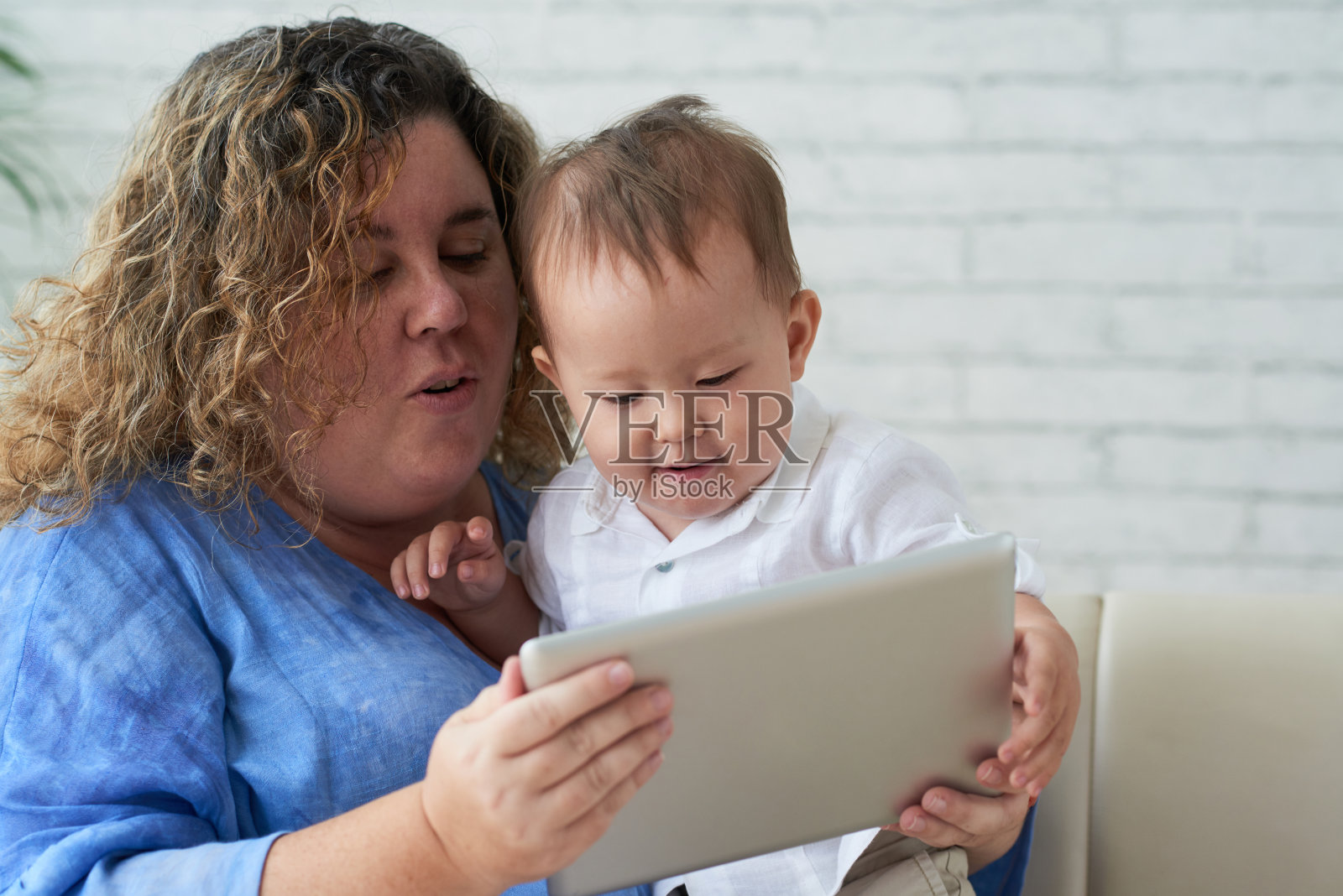 母亲和儿子看动画片照片摄影图片