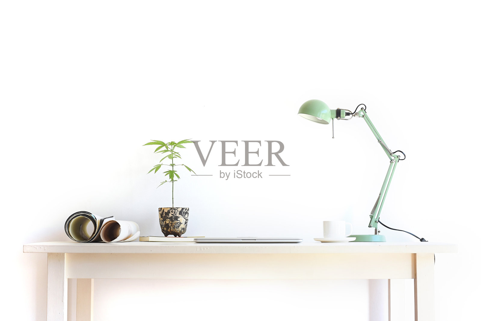 艺术家和内容创作者的工作表在一个白色的背景照片摄影图片