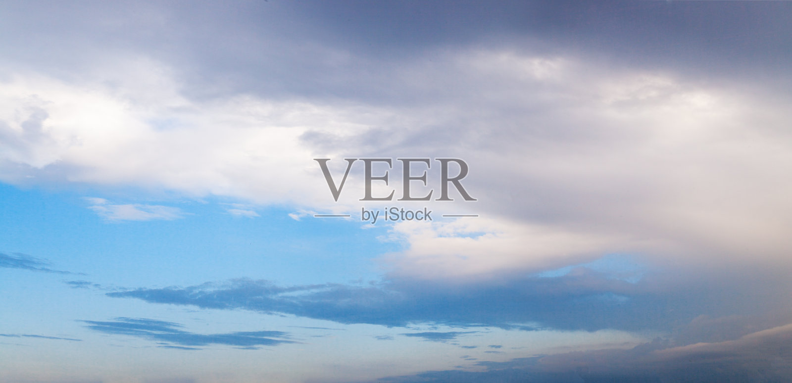 蓝色的天空背景和白云，柔和的天空背景照片摄影图片