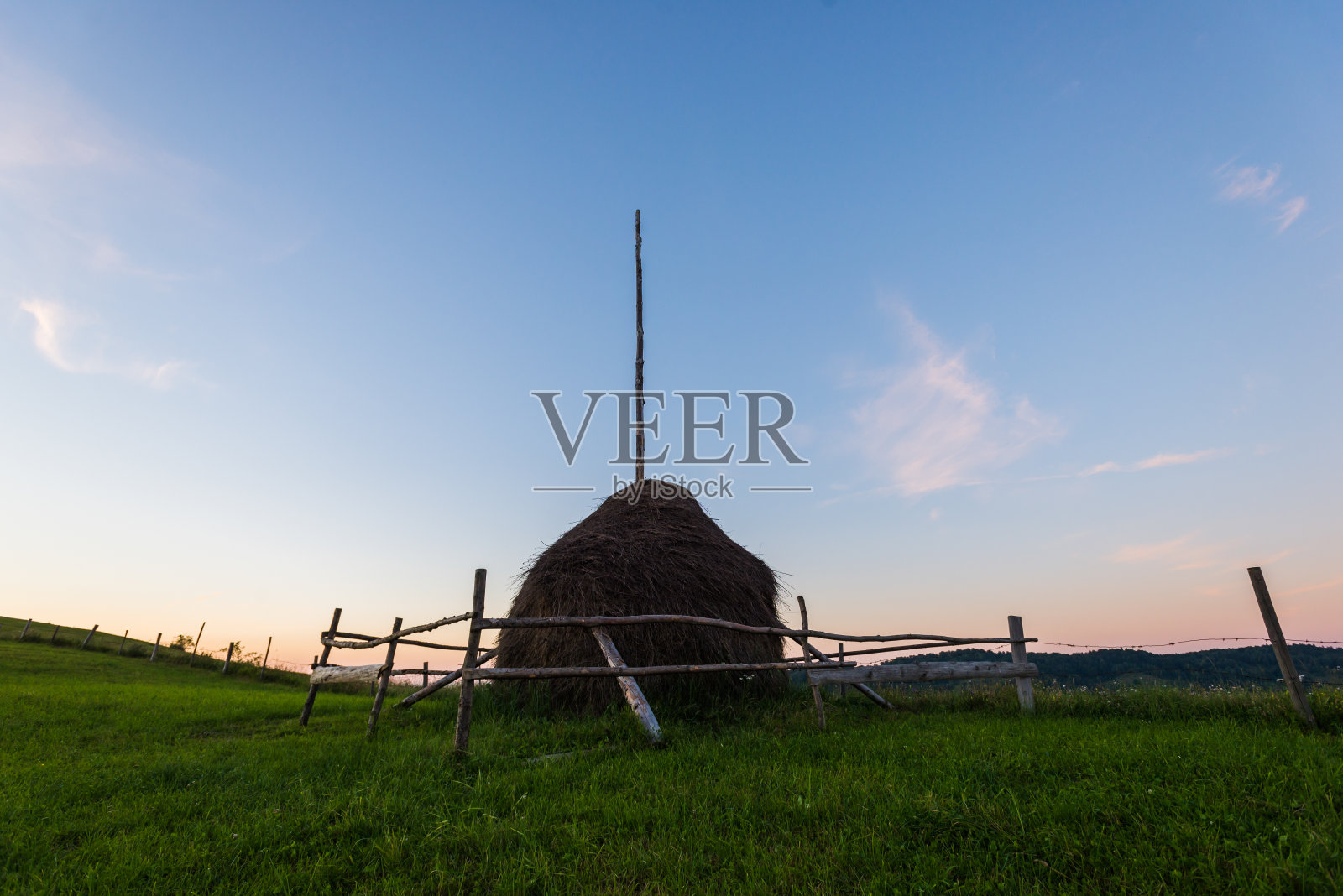 乌克兰喀尔巴阡山脉布科维纳山上的干草考克照片摄影图片