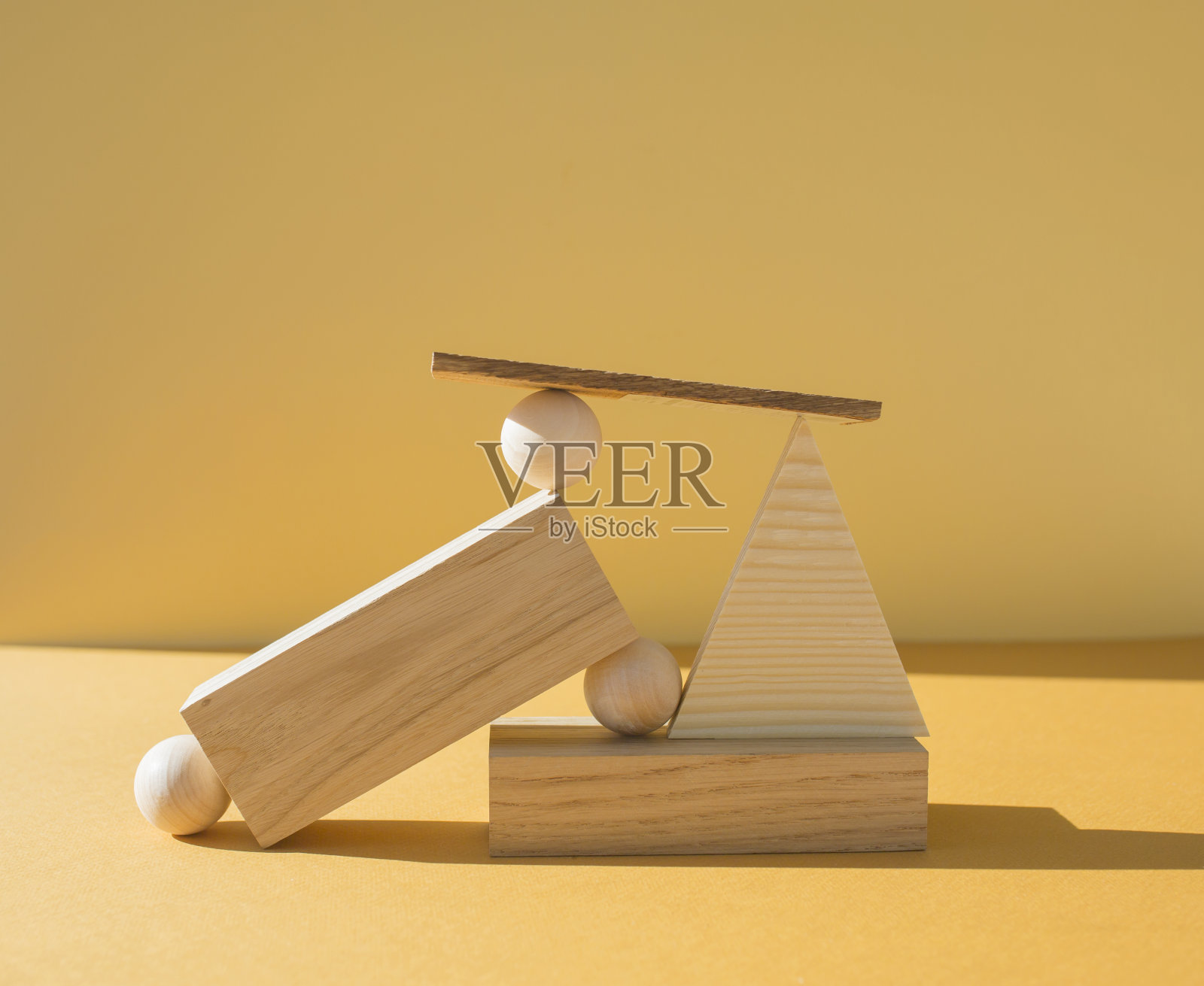 几个木制人物的几何构图。照片摄影图片