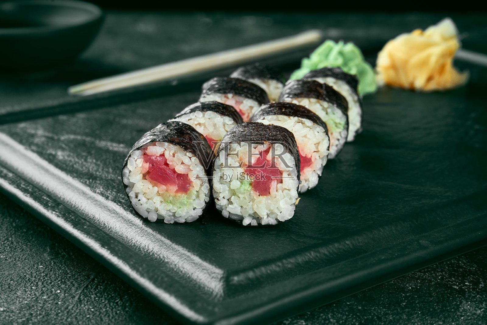 三文鱼寿司卷。典型的日本料理。食品交付。黑色背景照片摄影图片