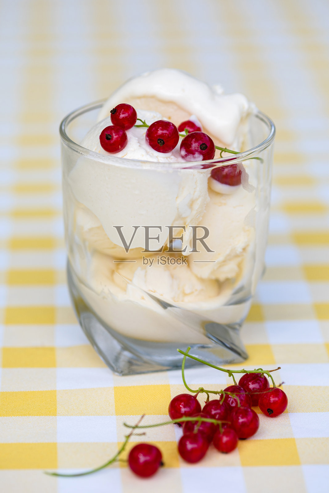香草冰淇淋配红醋栗浆果照片摄影图片