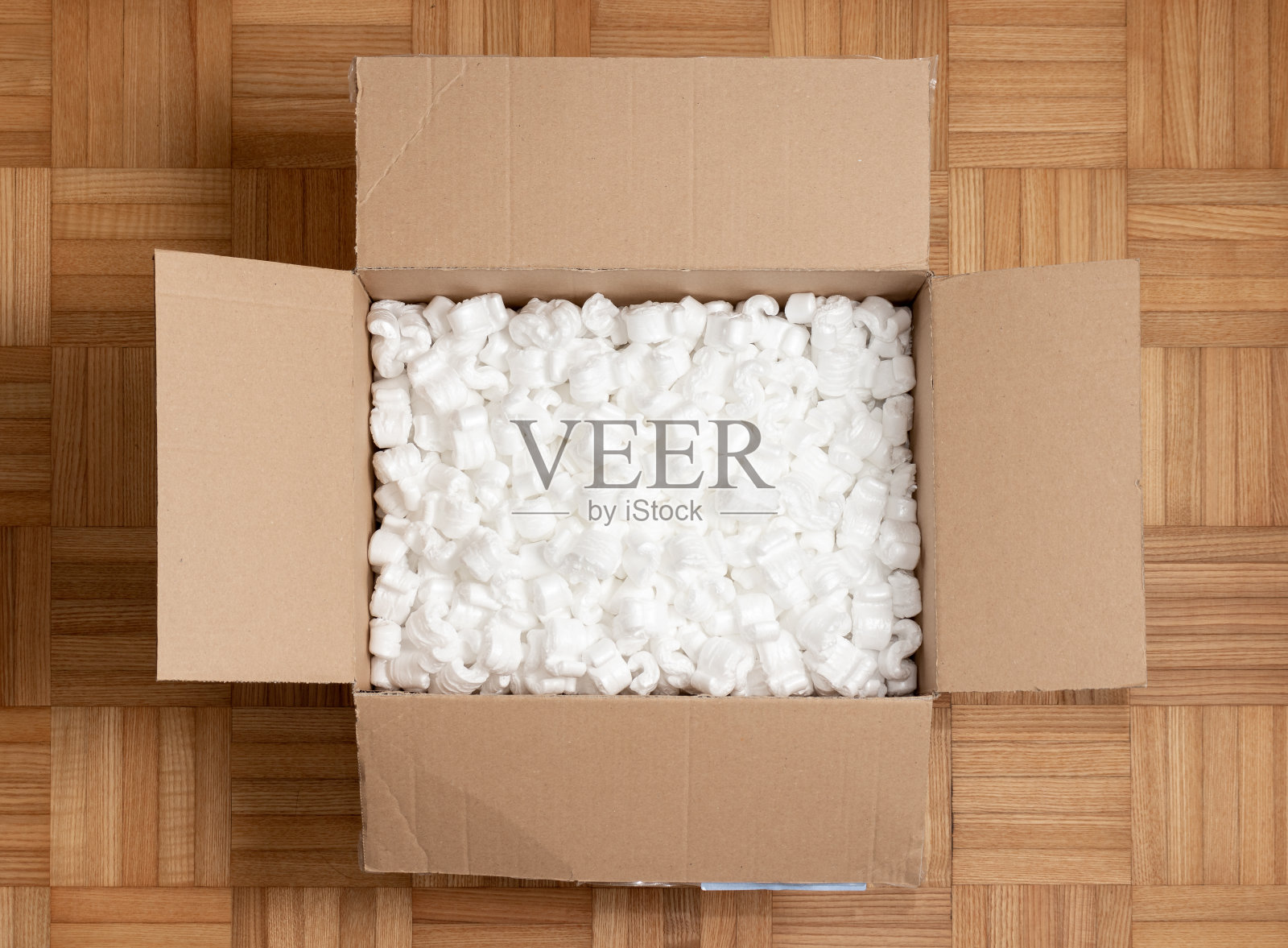 一个纸板箱与包装泡沫塑料球俯视图照片摄影图片