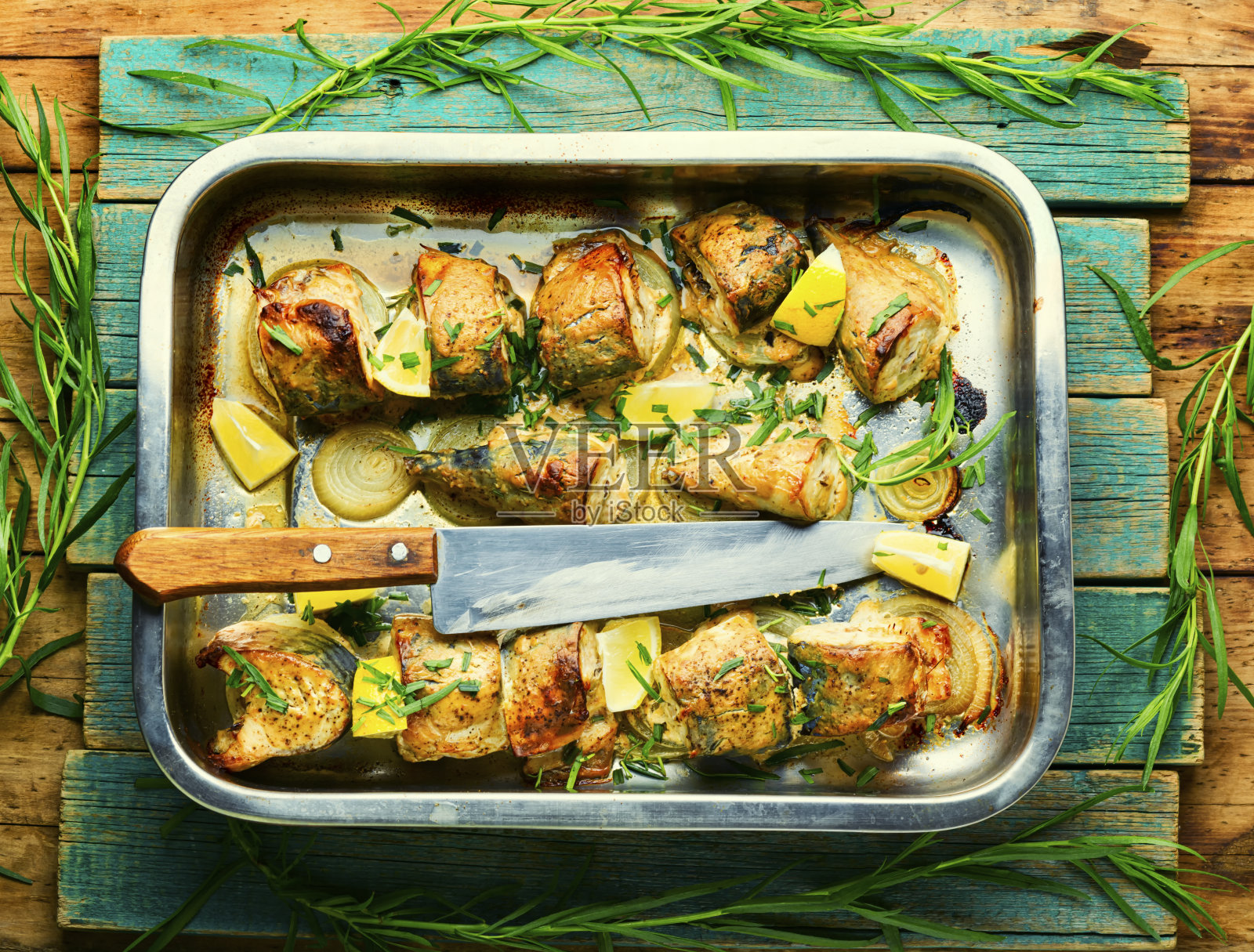 洋葱枕头上烤鲭鱼照片摄影图片