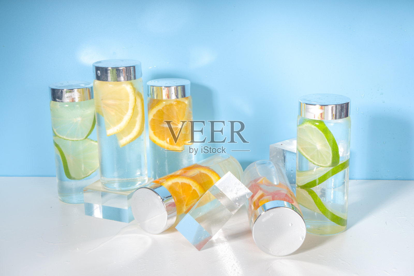 各种夏季浸泡的水瓶照片摄影图片