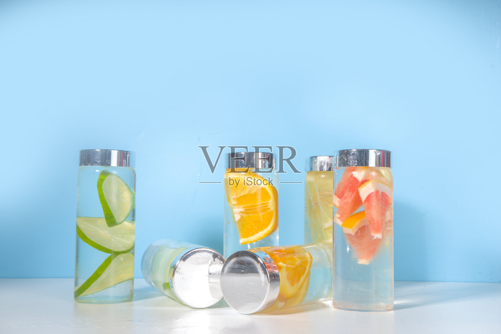 各种夏季浸泡水瓶照片摄影图片