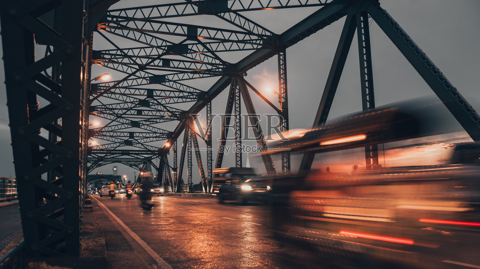 泰国曼谷，人们开车到Phra Phuttha Yodfa桥，纪念桥玩。照片摄影图片