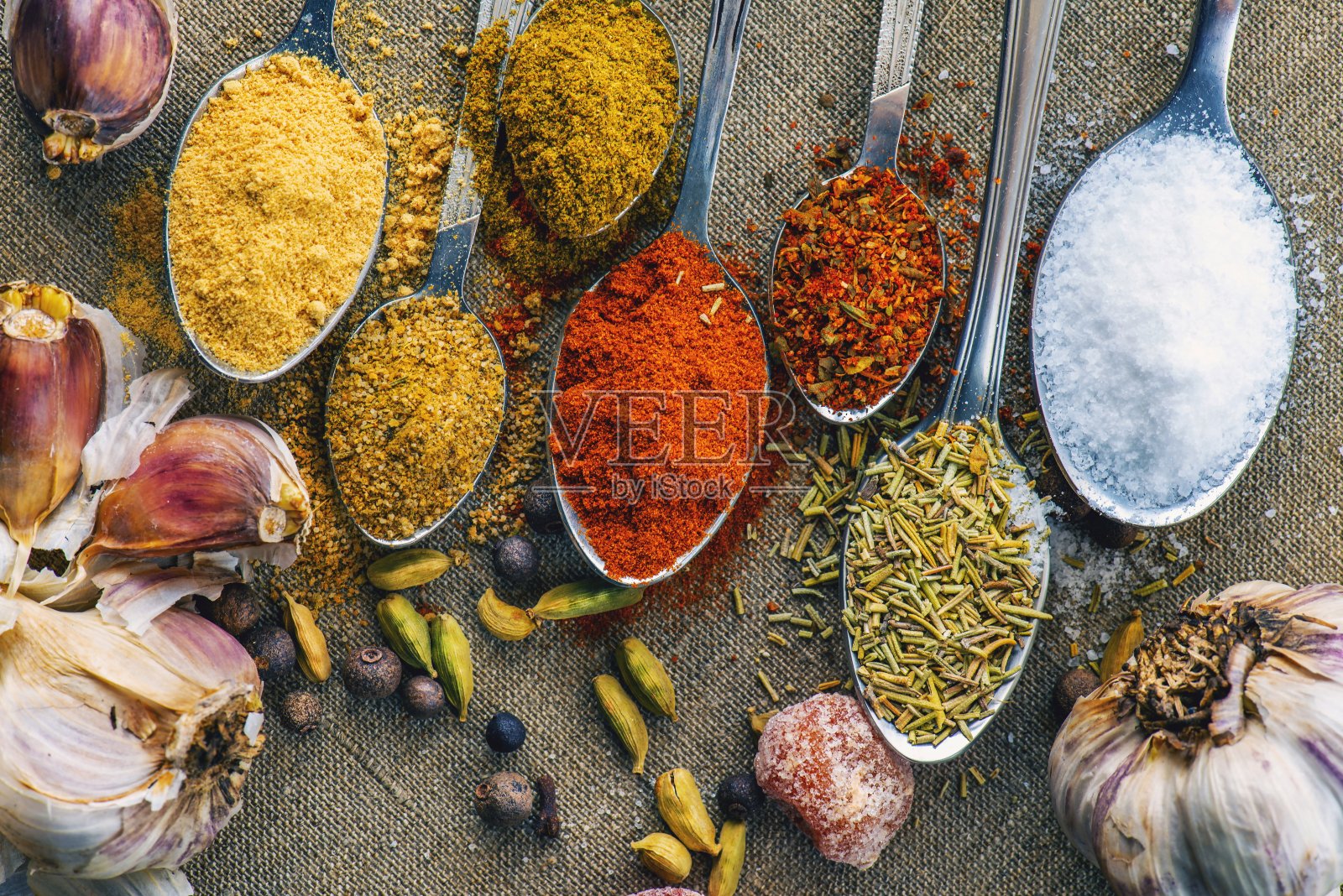 烹饪用的五颜六色的香草和香料照片摄影图片