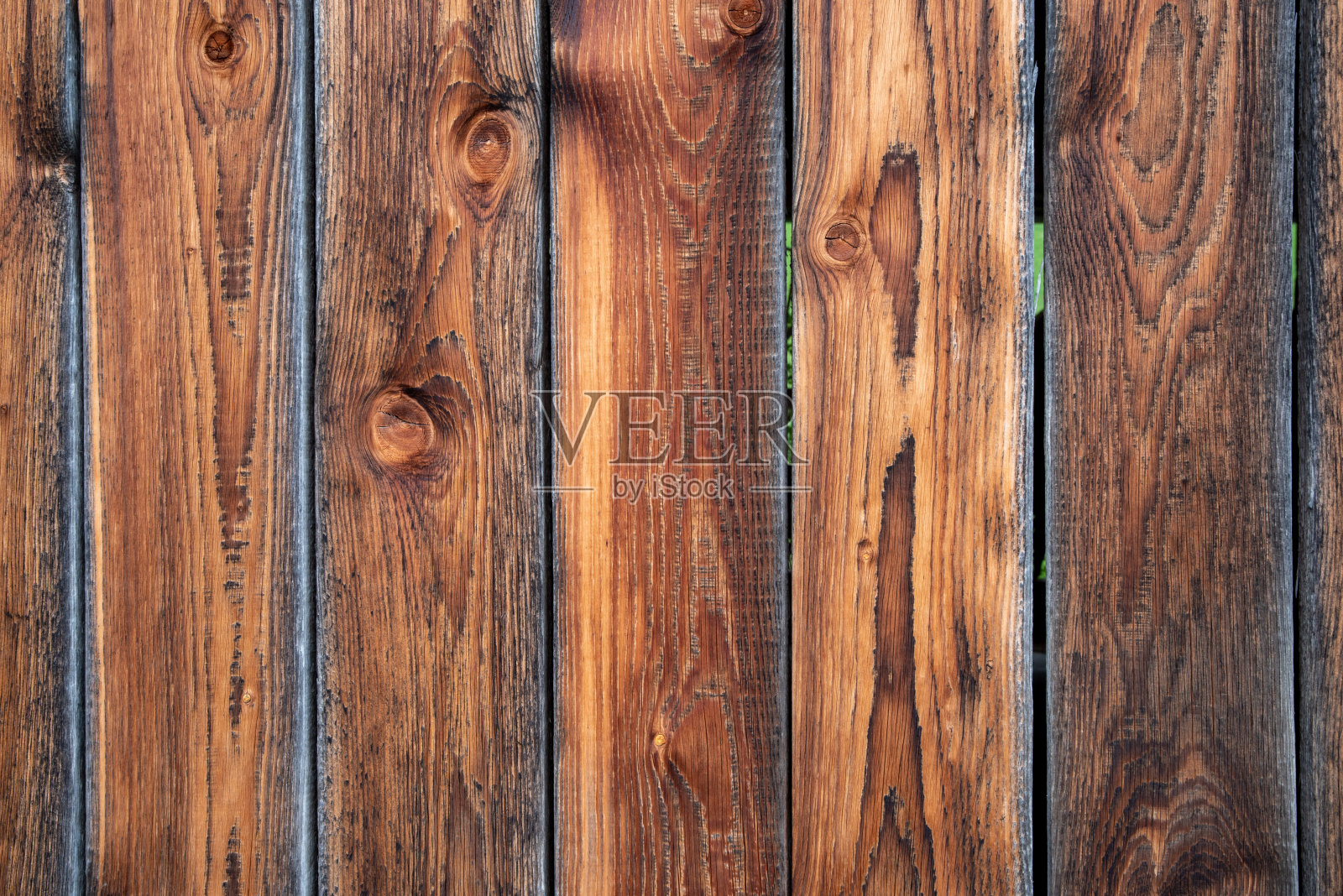 桶纹理木材背景与金属生锈的带子。天然木制背景。照片摄影图片