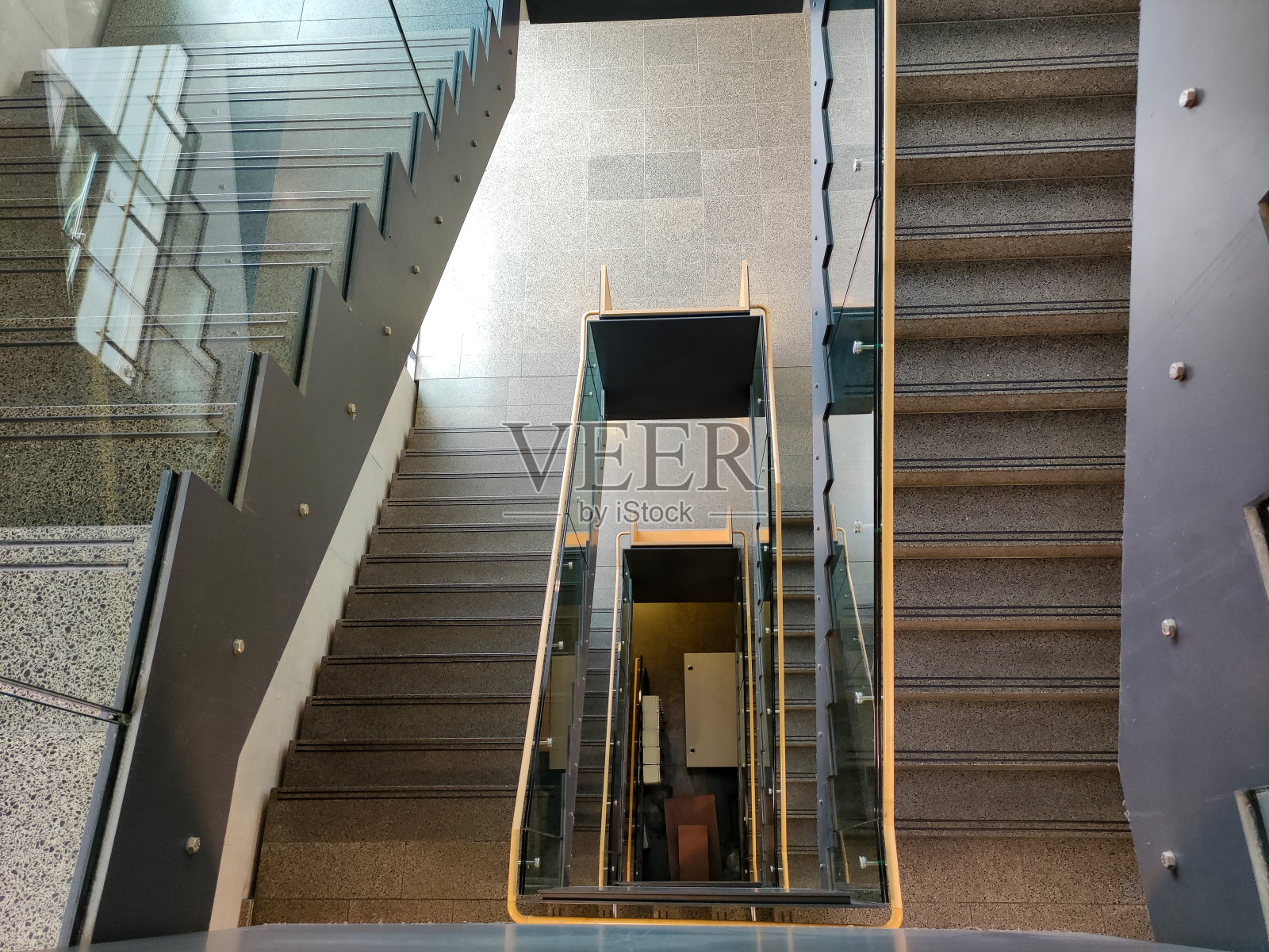 现代化办公大楼的楼梯间照片摄影图片