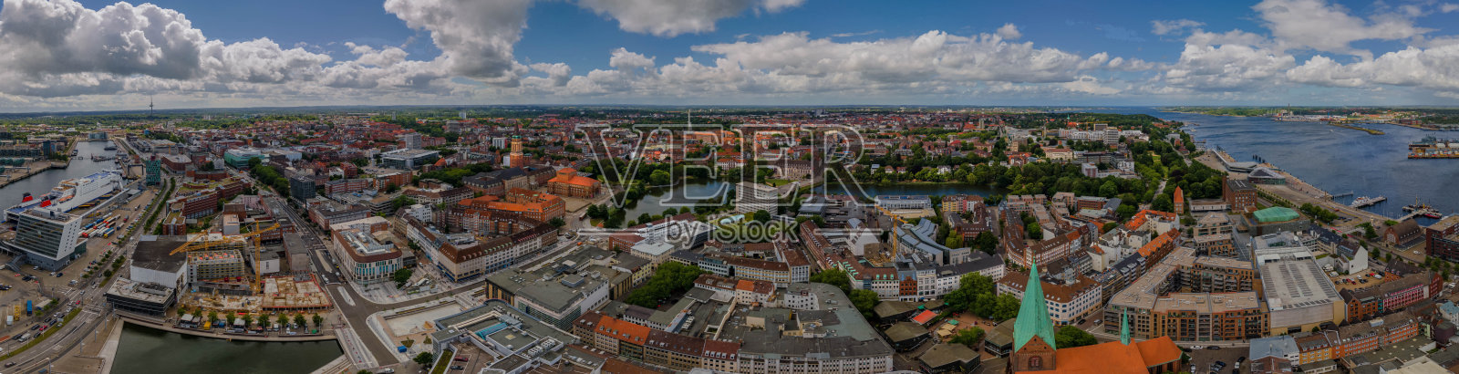 基尔城和基尔湾的全景鸟瞰图，石勒苏益格-荷尔斯泰因，德国，欧洲照片摄影图片