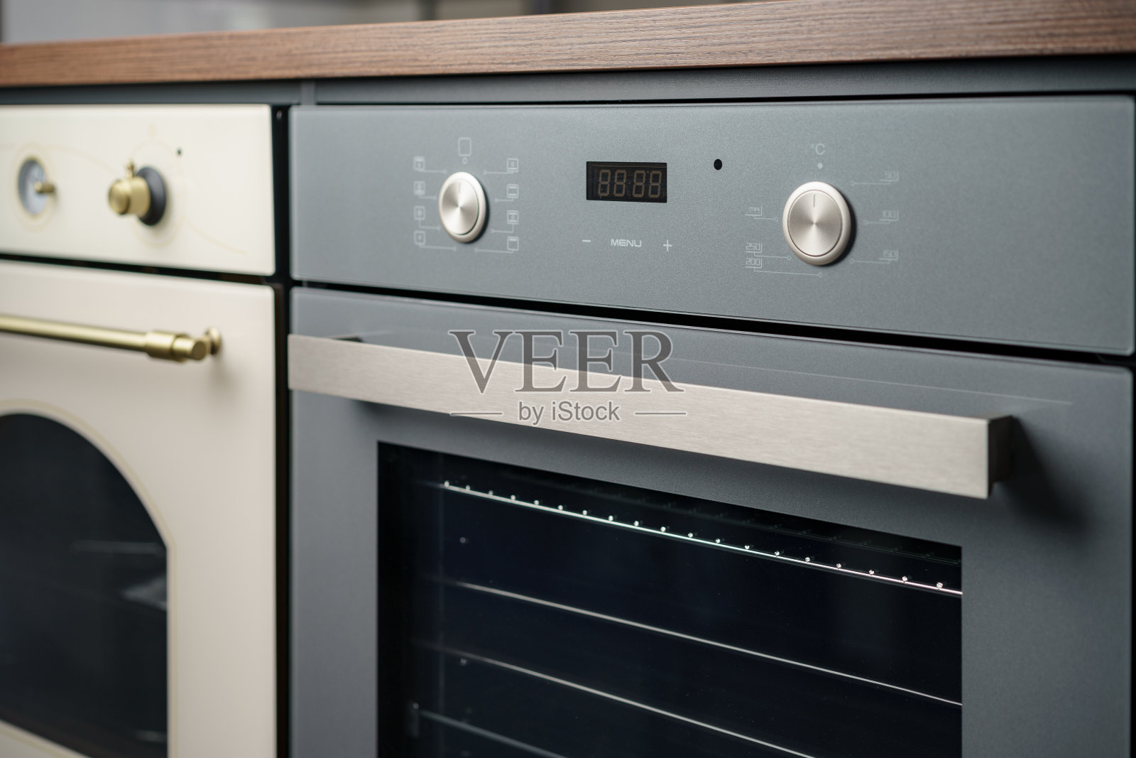 电烤箱，家电商店。照片摄影图片