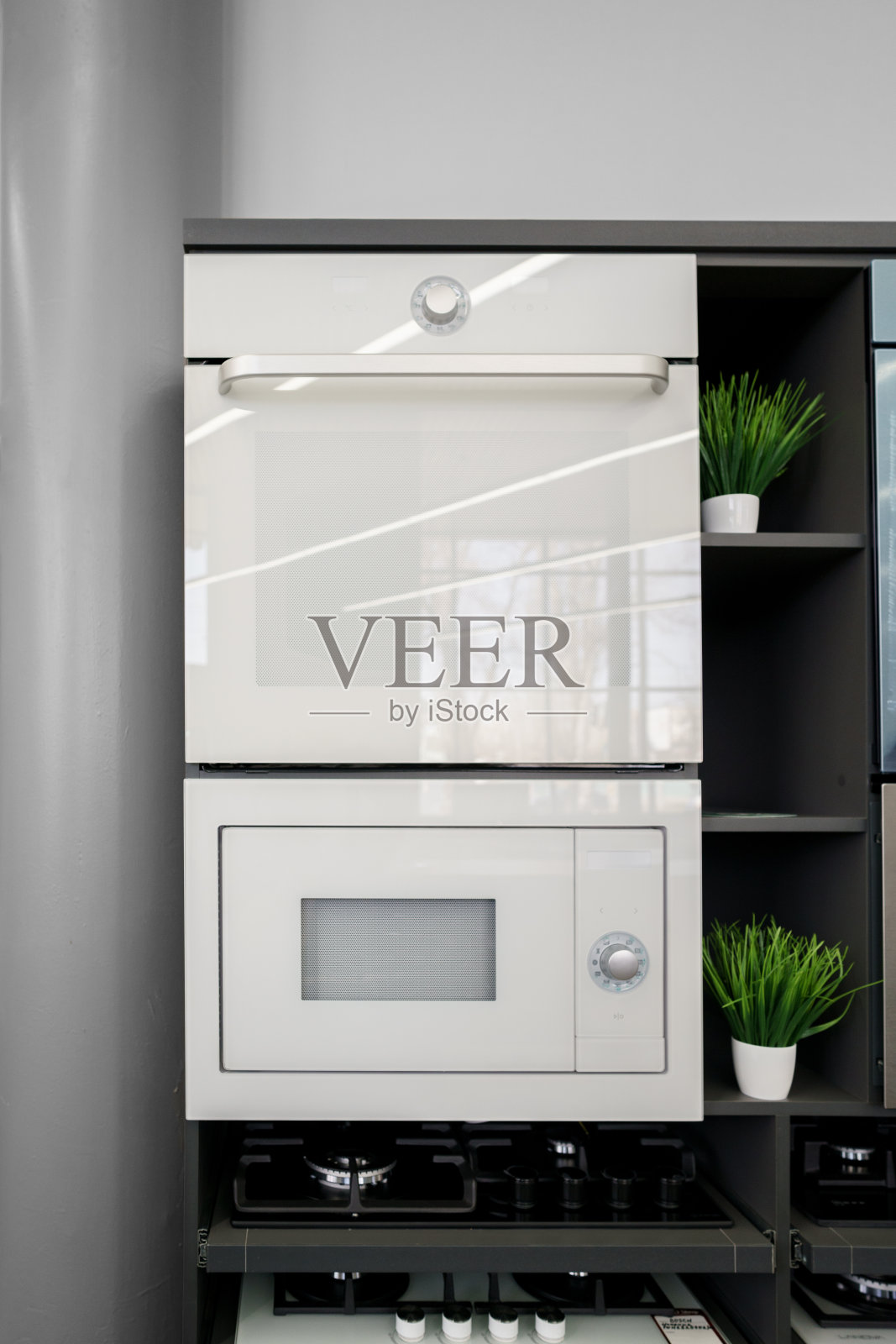 电烤箱，家电商店。照片摄影图片