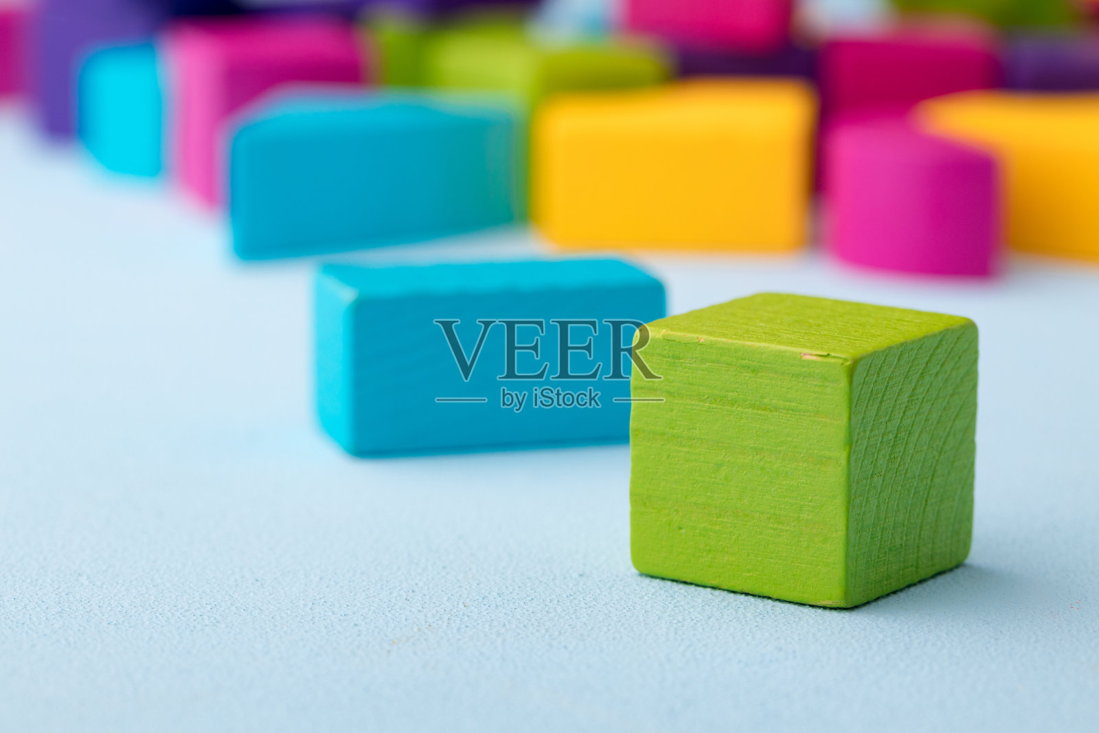 木制玩具建筑工具包细节在蓝色的背景照片摄影图片