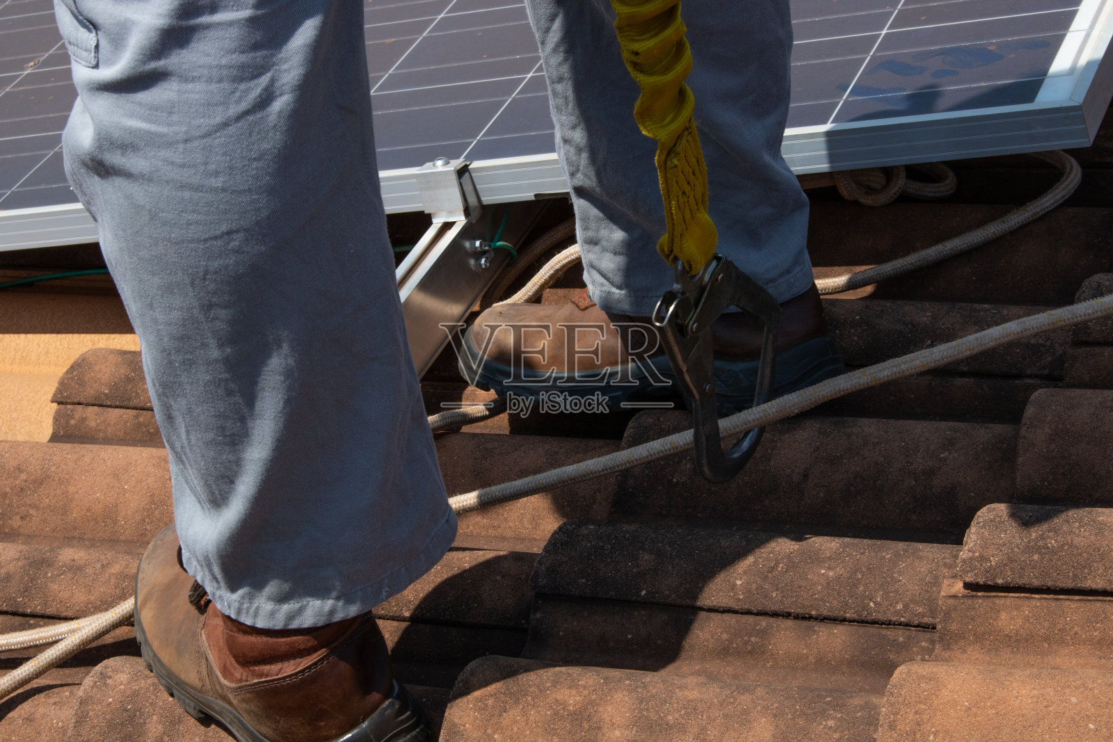 太阳能工人用刷子和水清洁光伏板。光伏清洁，前后概念形象。空间的文本。照片摄影图片