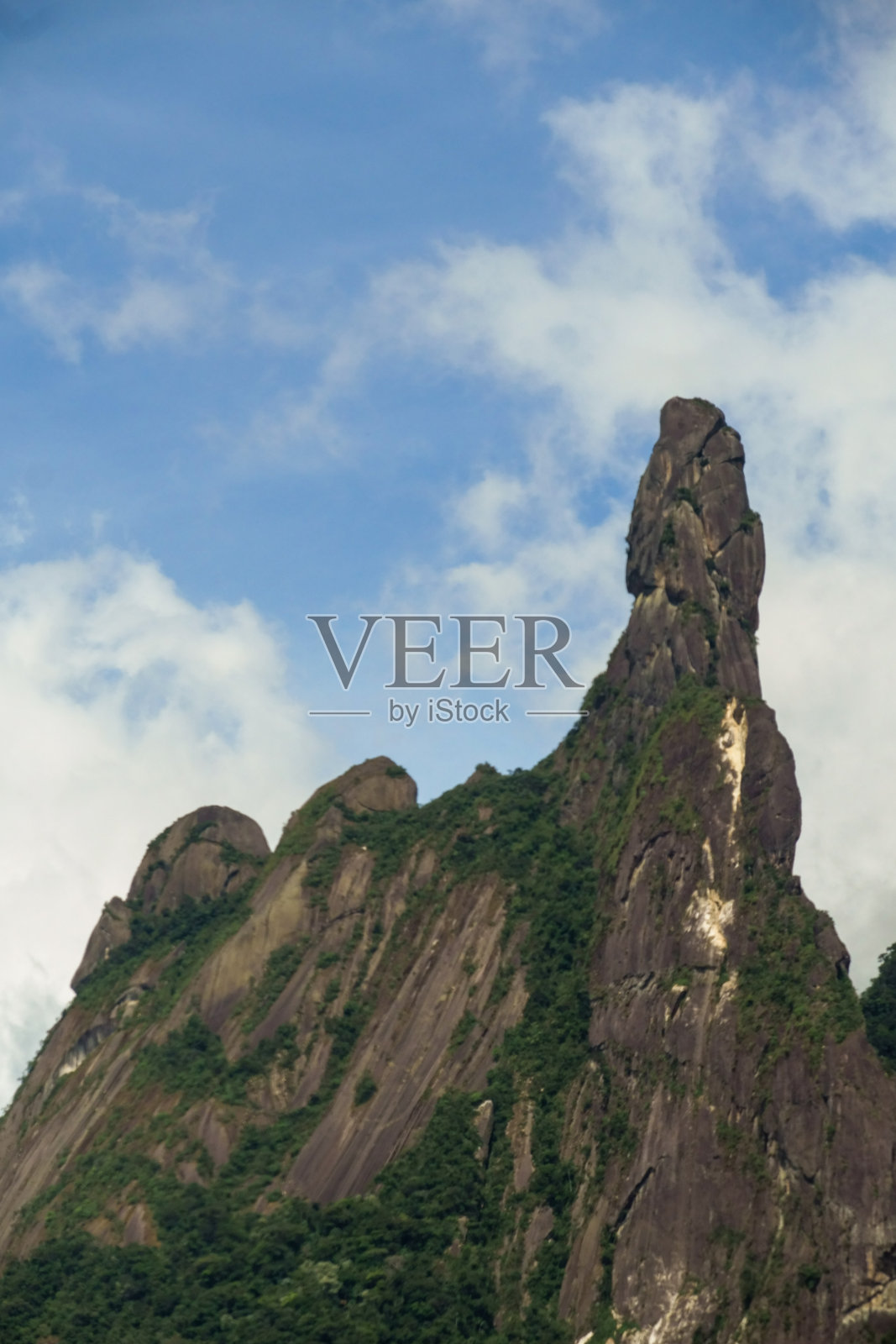 名山位于Teresópolis山中，在里约热内卢被称为“Dedo de Deus”照片摄影图片