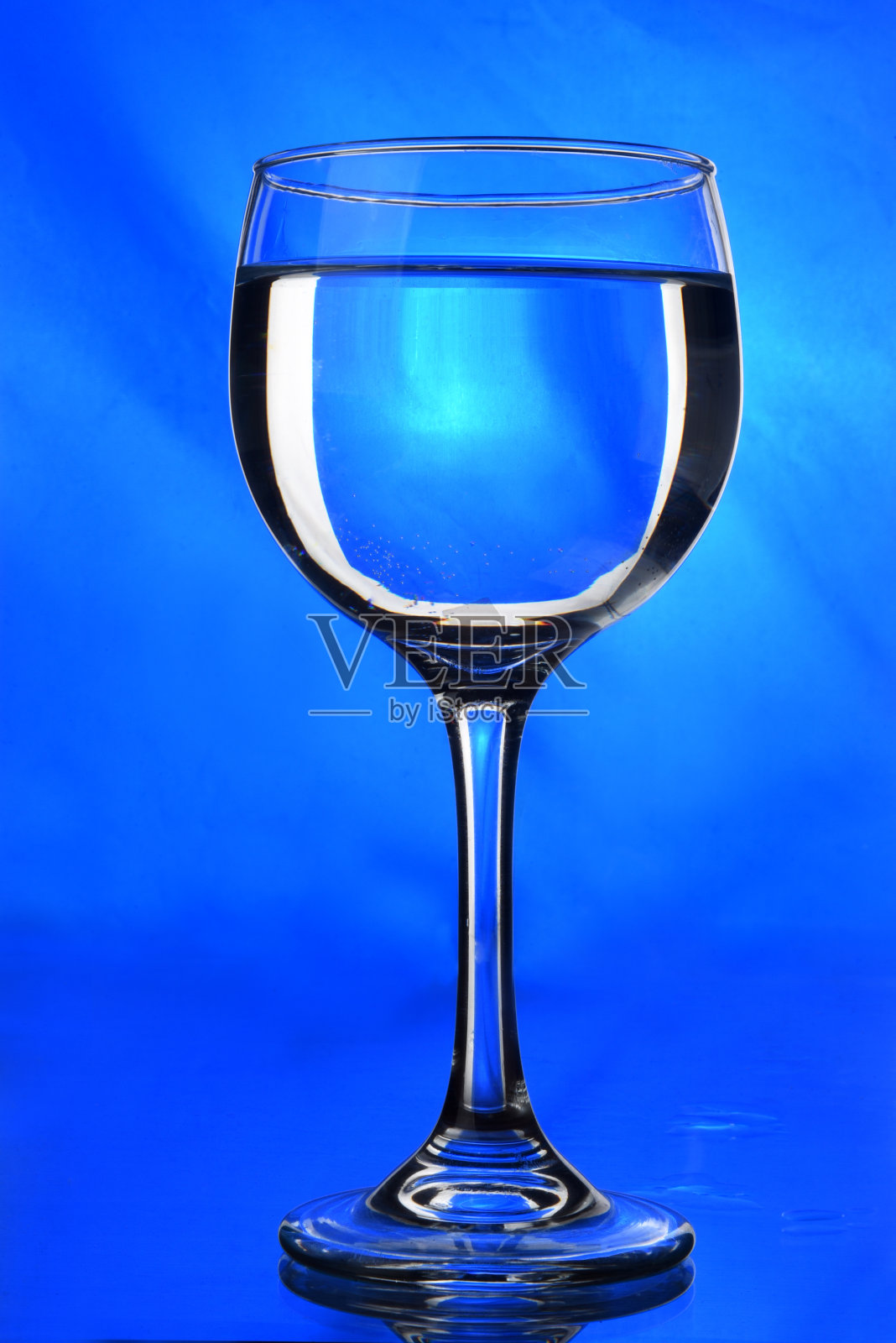 透明水晶碗孤立在蓝色背景照片摄影图片