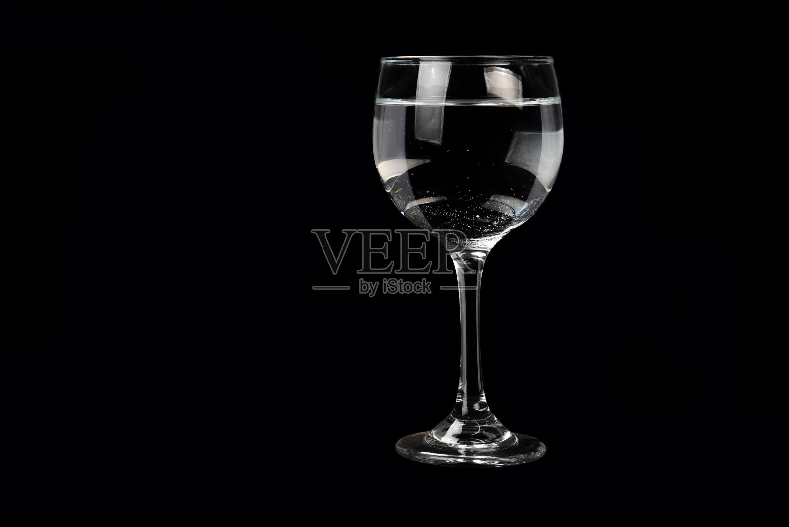 透明水晶碗孤立在黑色背景照片摄影图片