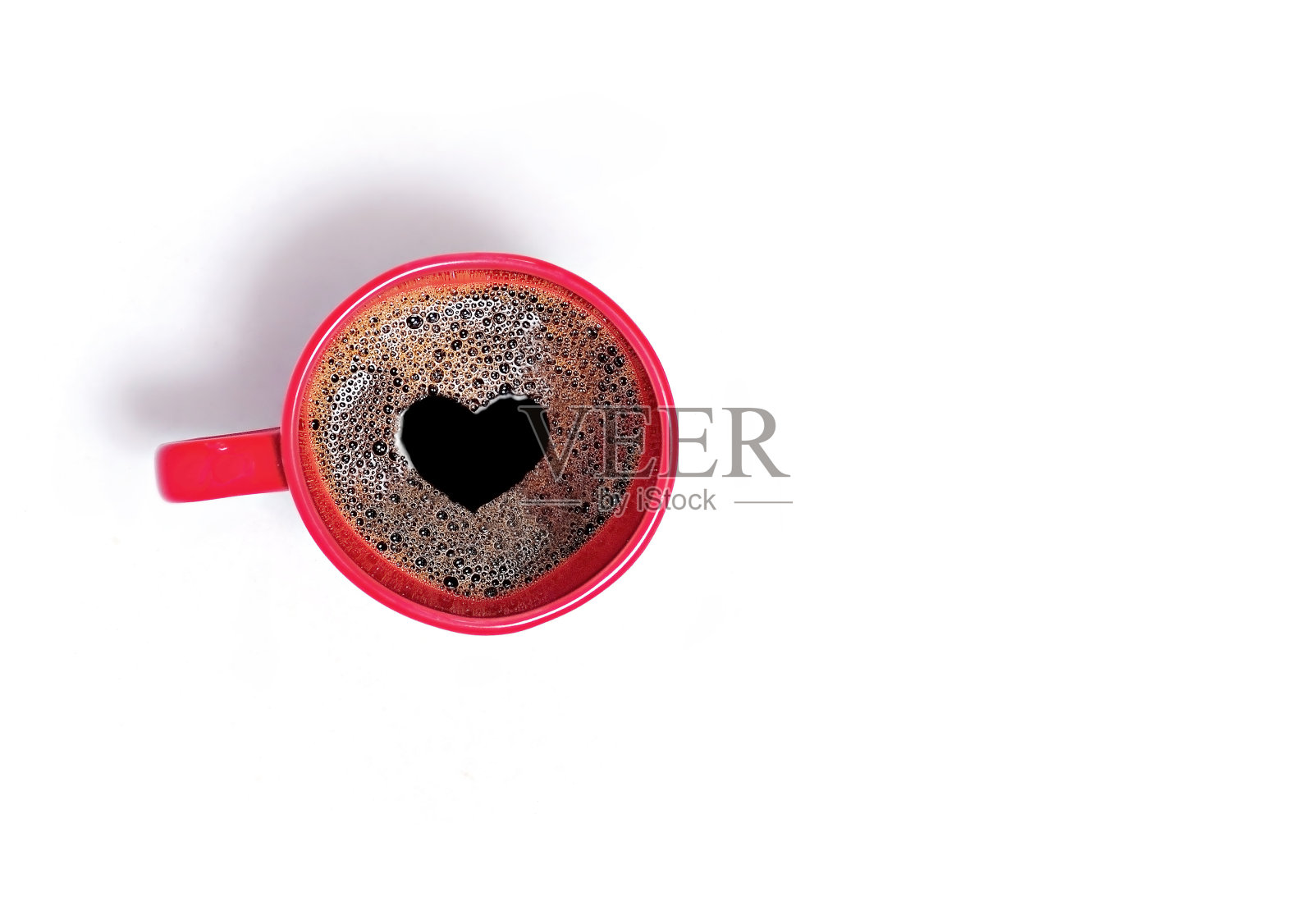 红色咖啡杯和心形杯在白色背景与空白文字。照片摄影图片