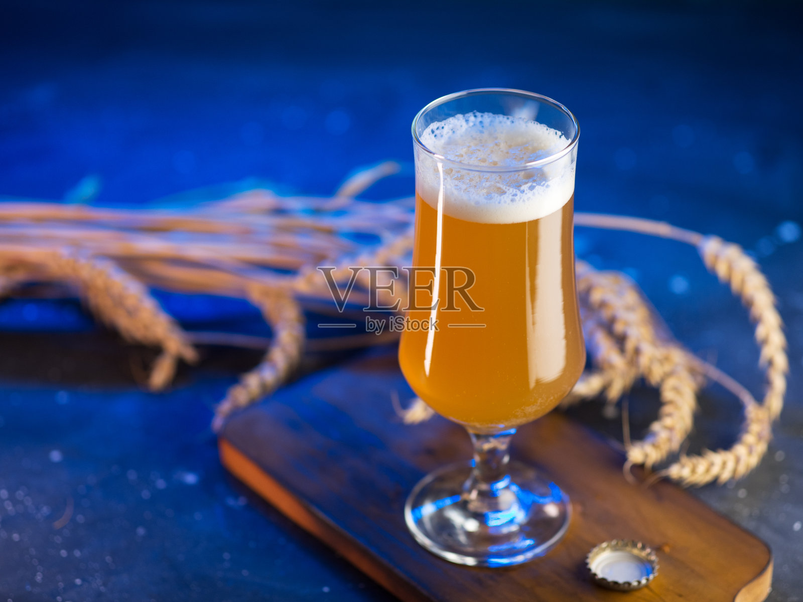 精酿啤酒，杯装新英格兰印度淡啤，蓝色背光照片摄影图片