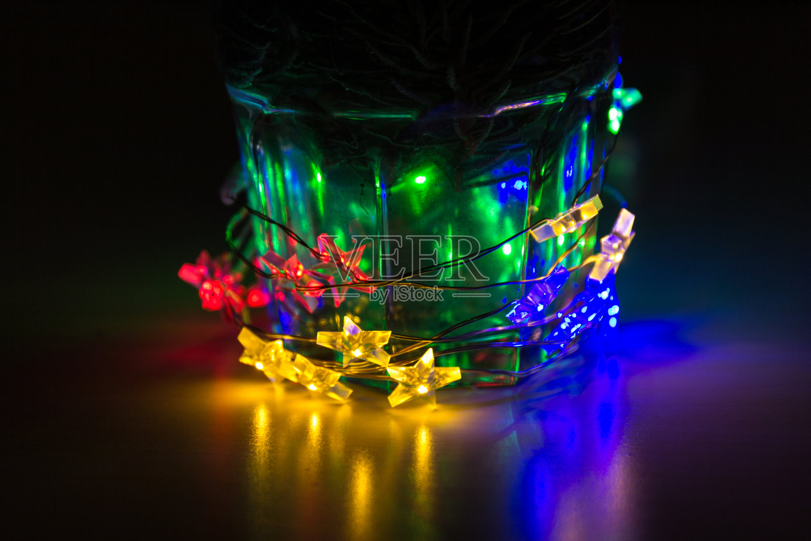 圣诞彩灯在闪闪发光的背景上形成花环照片摄影图片