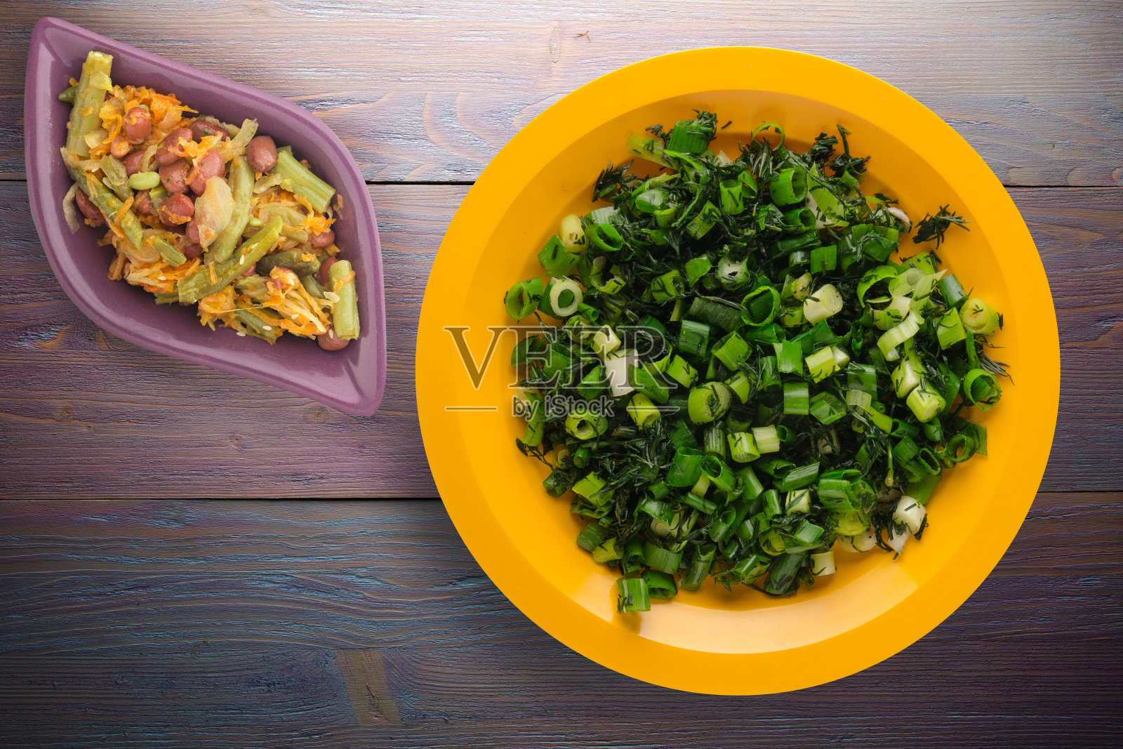 木背景上放洋葱和莳萝照片摄影图片