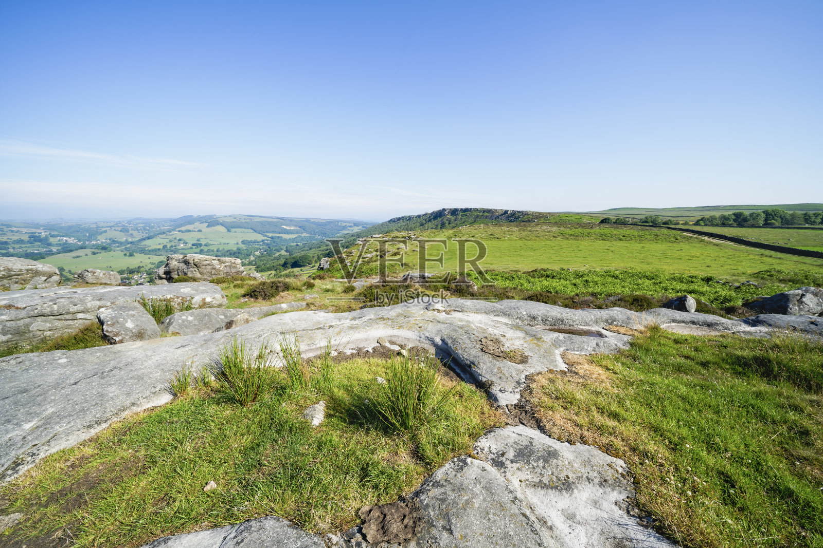 在一个朦胧的夏日早晨沿着Baslow Edge到Curbar Edge照片摄影图片