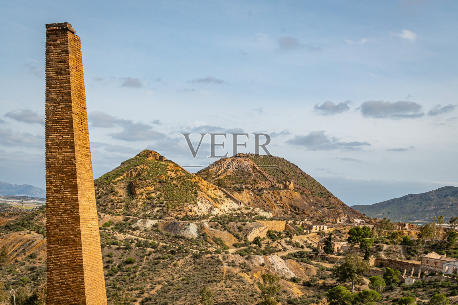 废弃矿井的烟囱Mazarrón。穆尔西亚地区。西班牙。照片摄影图片