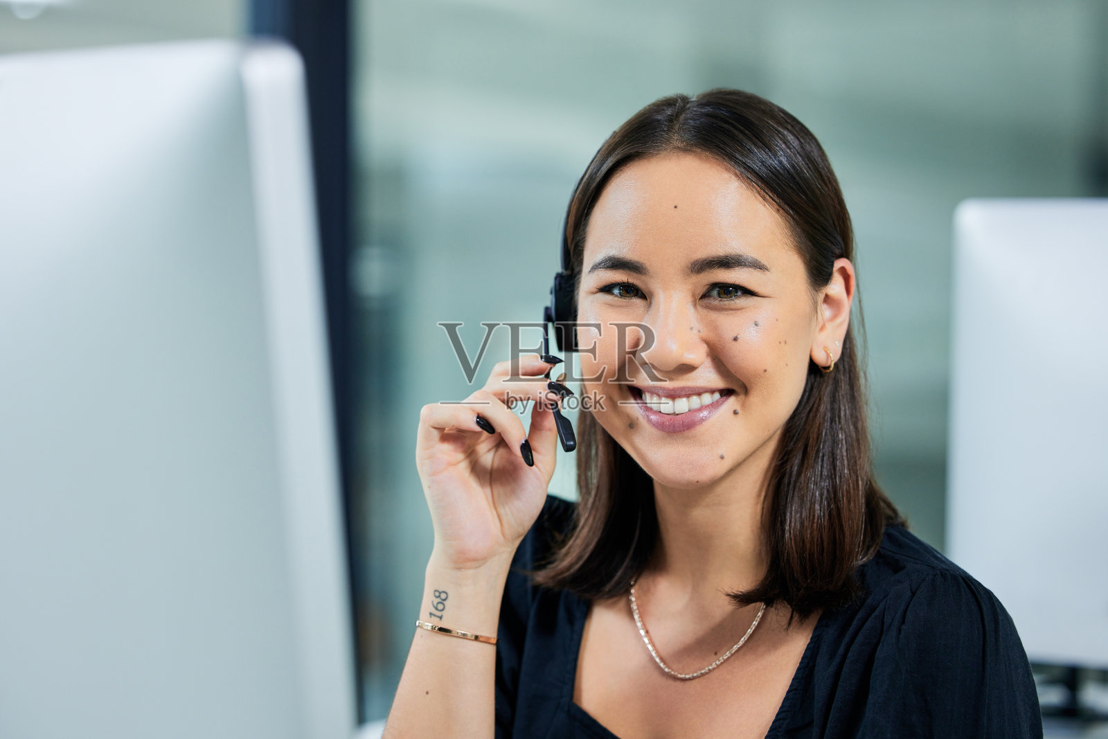 一个年轻的呼叫中心代理人在办公室打电话的肖像照片摄影图片