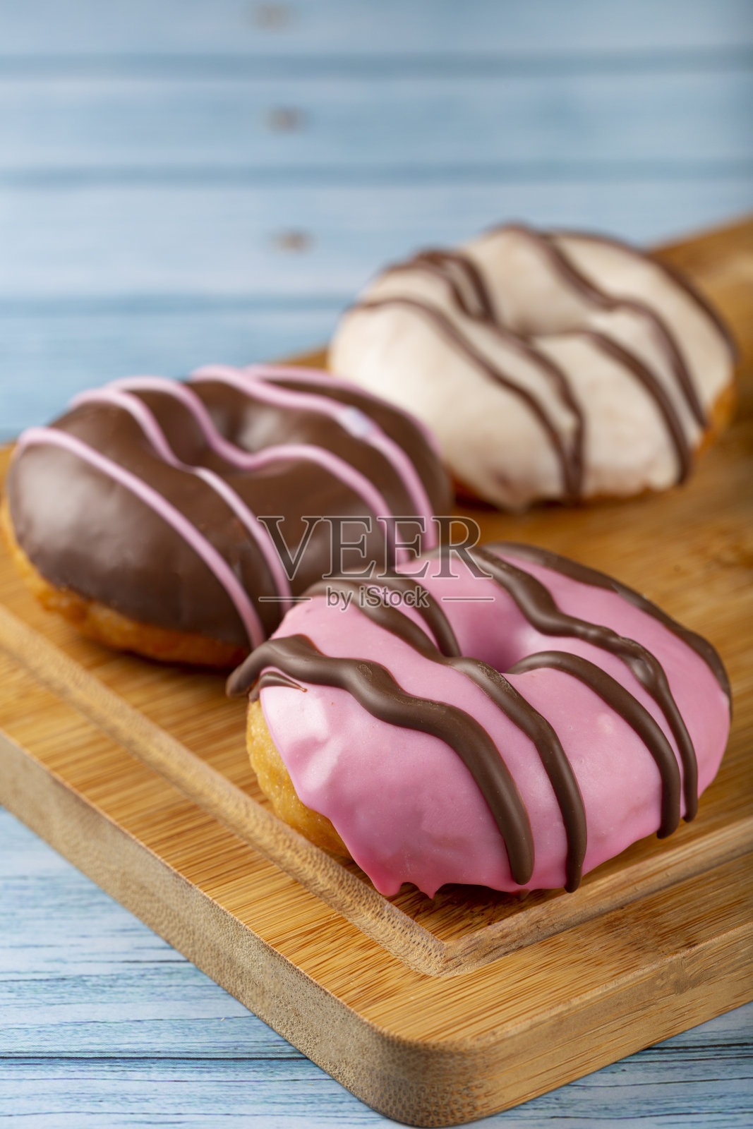 餐桌上美味的各色甜甜圈。照片摄影图片