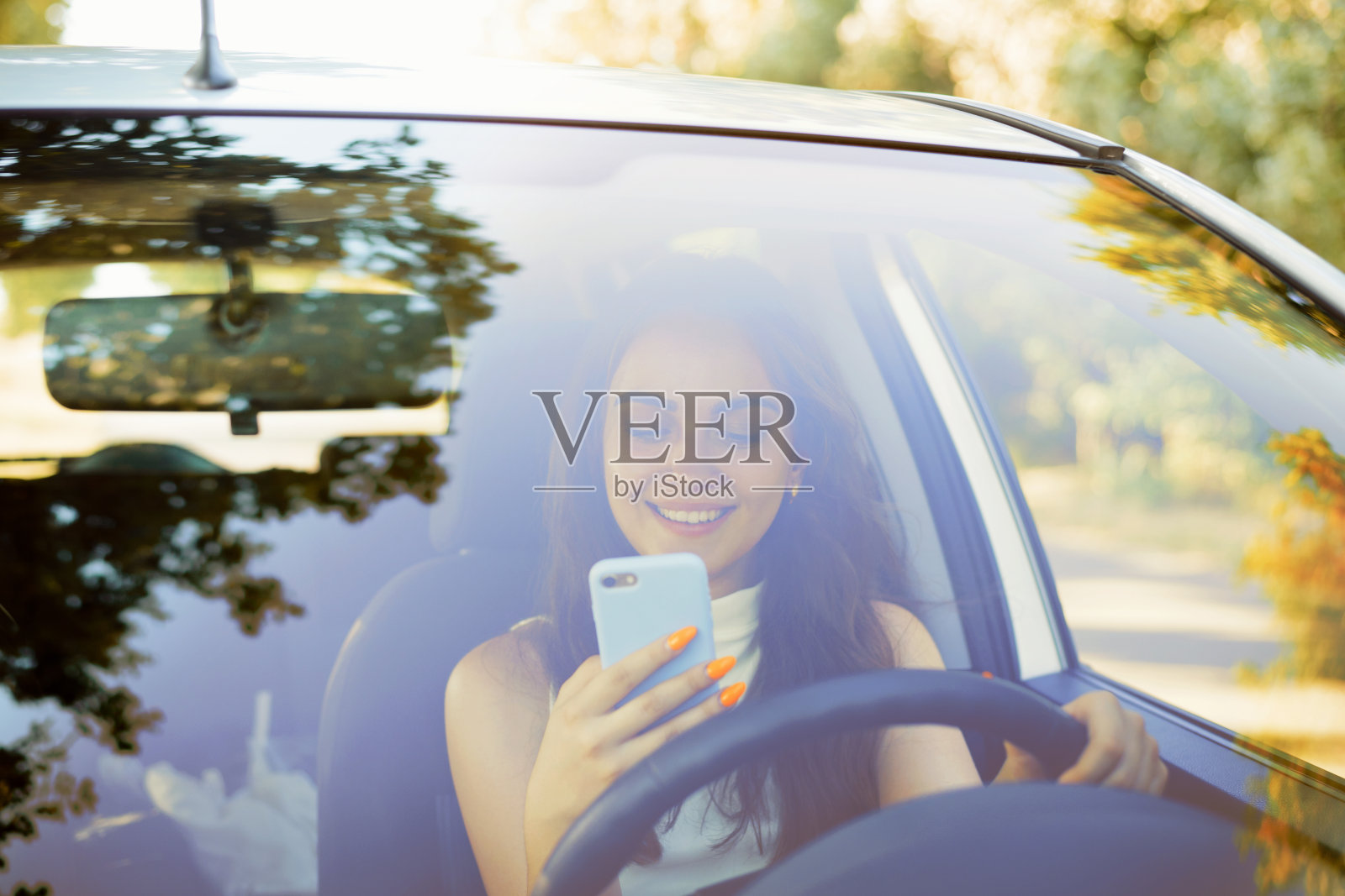 一个青少年用手机发短信，并把视线从路上移开照片摄影图片