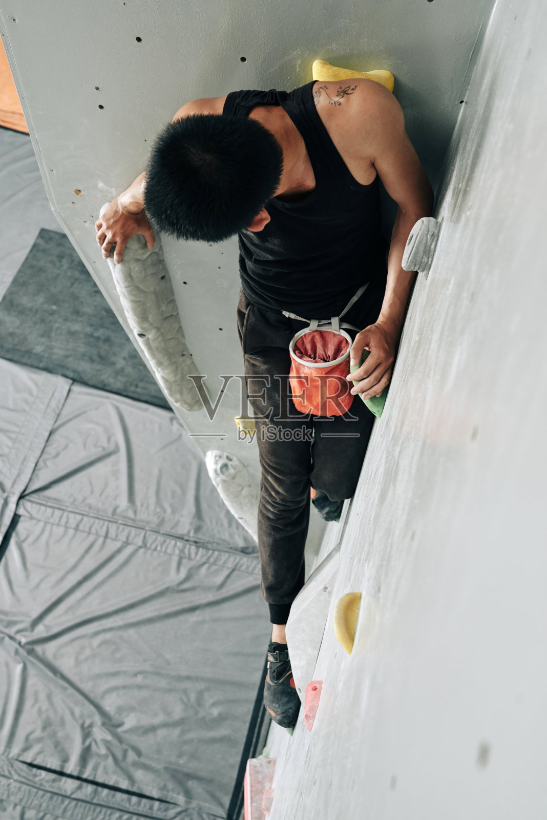 练习攀爬的年轻人照片摄影图片