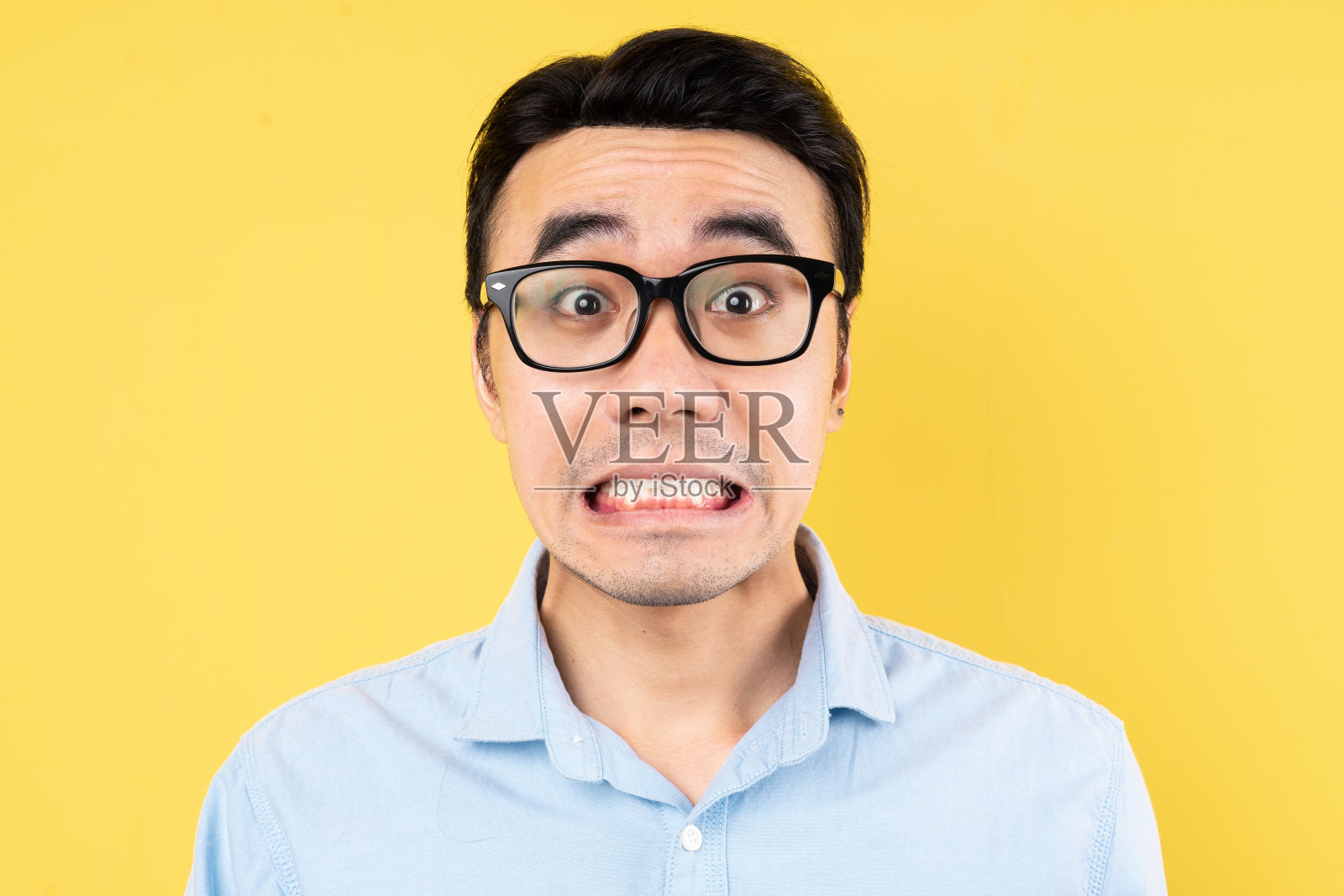 男性肖像穿衬衫，孤立在黄色背景照片摄影图片