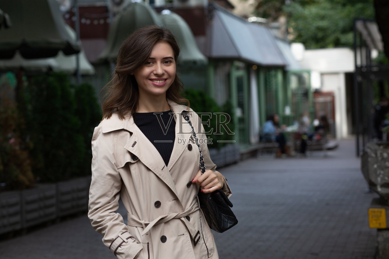街拍:美丽优雅的女子穿外套照片摄影图片