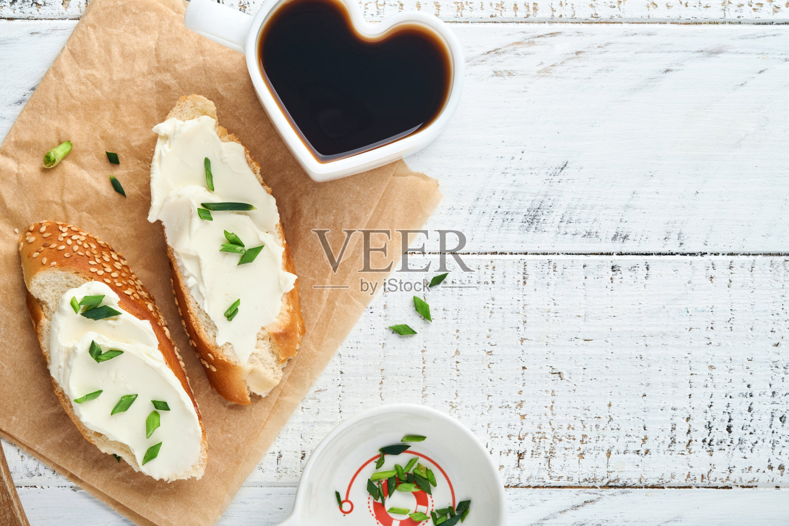 三明治，软奶酪，葱和面包在旧的白色木制背景。简单的早餐，乳清干酪三明治和咖啡。俯视图复制空间的文本。照片摄影图片