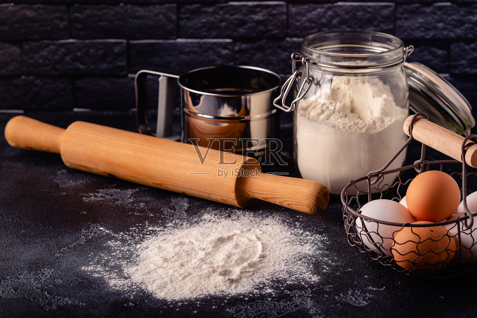 桌子上有烘烤产品和工具照片摄影图片