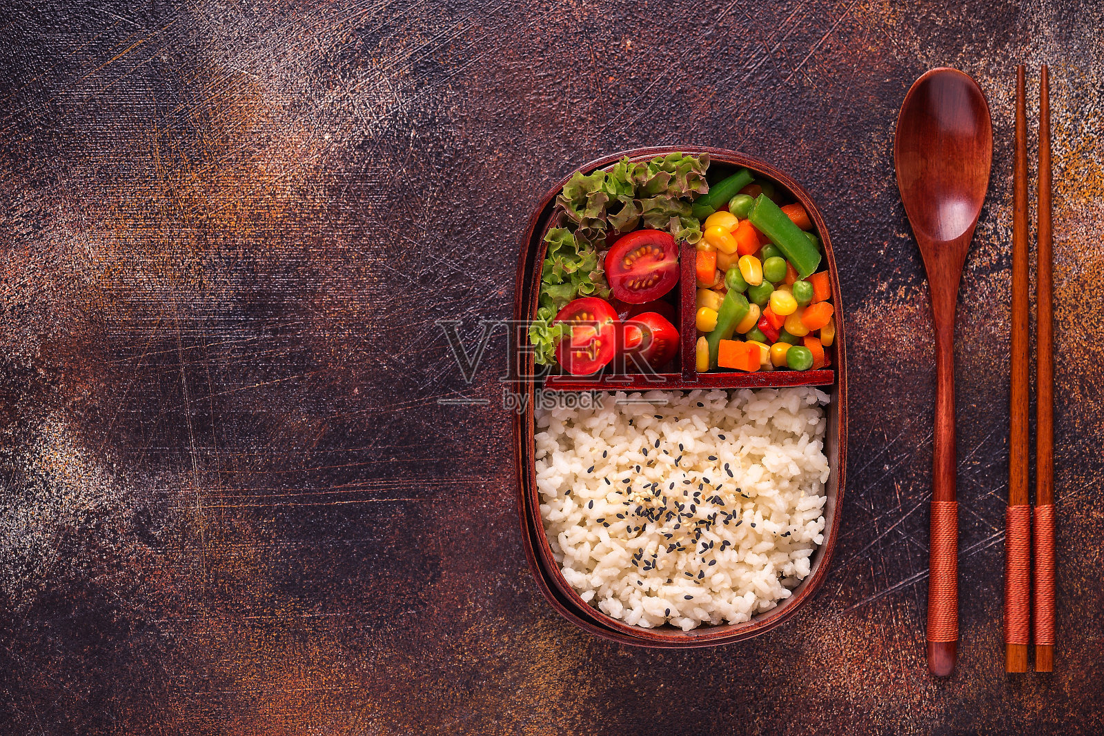 健康午餐在木制日本便当盒照片摄影图片