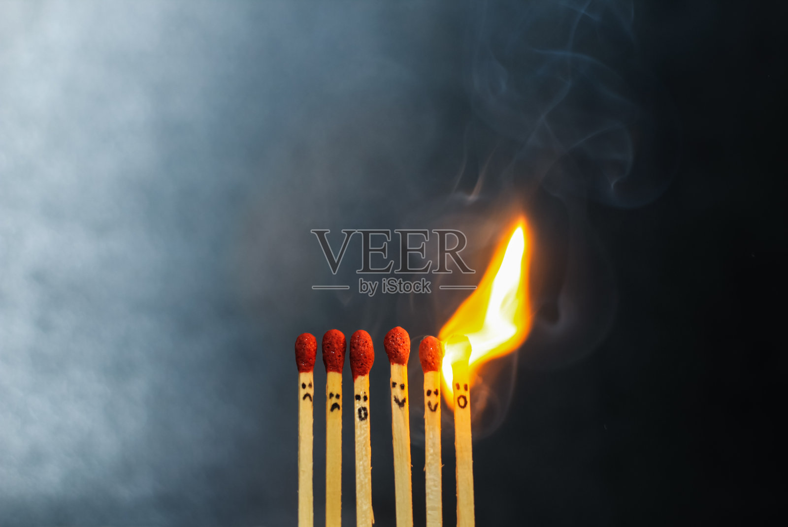 一组燃烧着的红色火柴与背景隔绝。排燃烧火柴的连锁反应。火柴艺术摄影。照片摄影图片