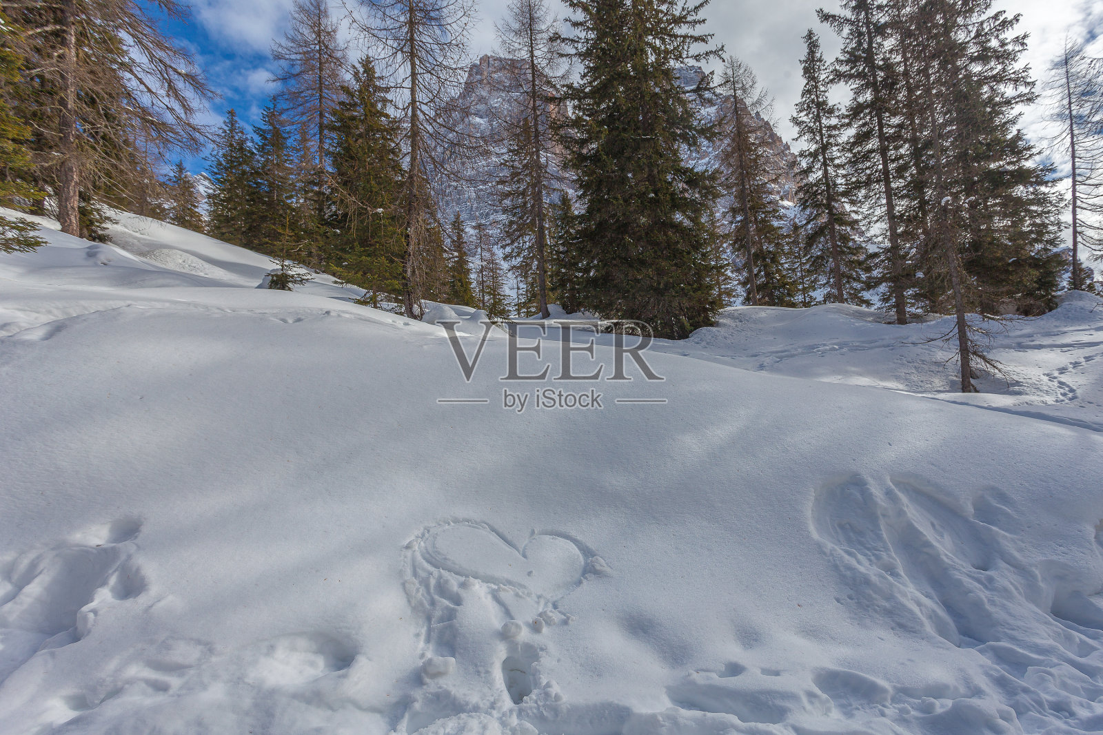 心绘制在新鲜的雪与森林和佩尔莫山的背景照片摄影图片