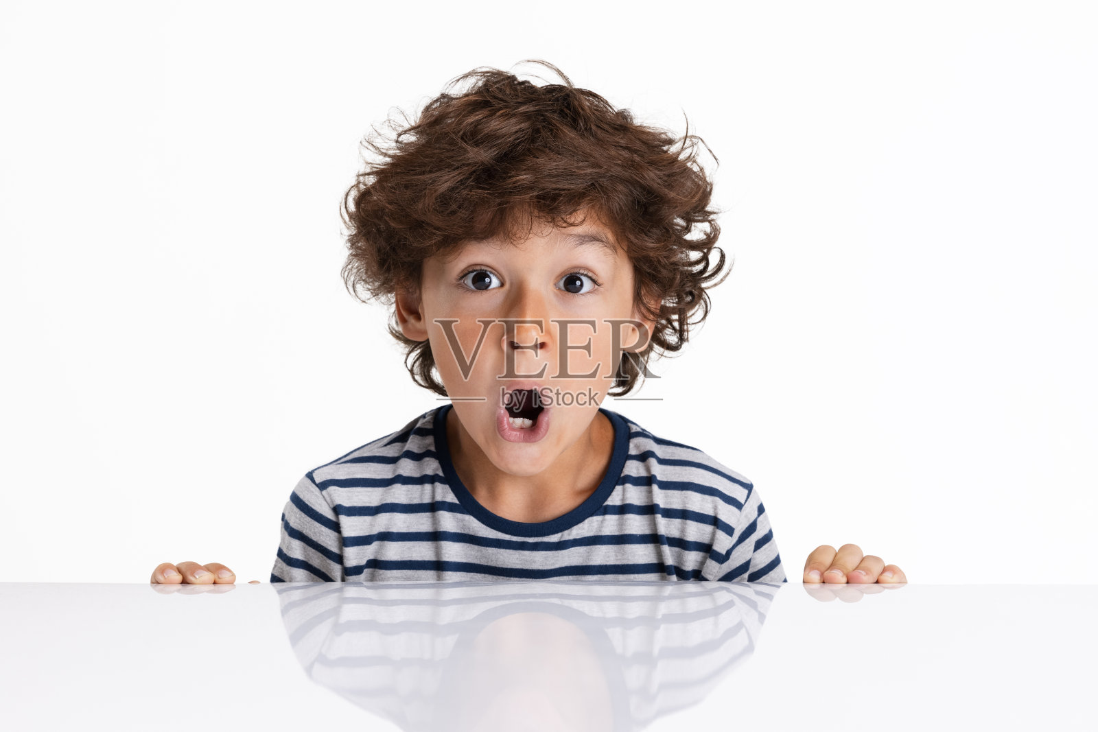 特写的高加索学前男孩孤立在白色工作室背景。Copyspace。童年，教育，情感概念照片摄影图片