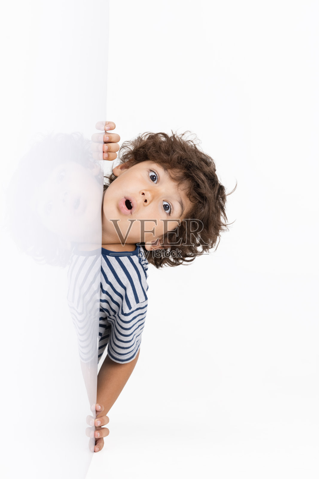 一个白人学龄前男孩被隔离在白人工作室背景下。Copyspace。童年，教育，情感概念照片摄影图片