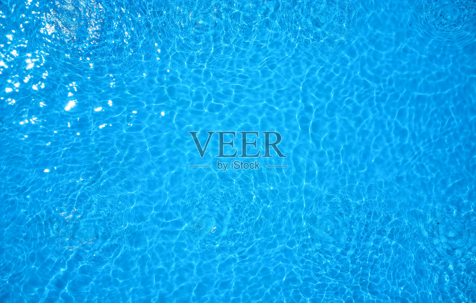 清澈的蓝色游泳池水照片摄影图片