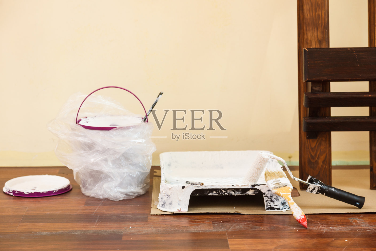 白色油漆和基本设备照片摄影图片