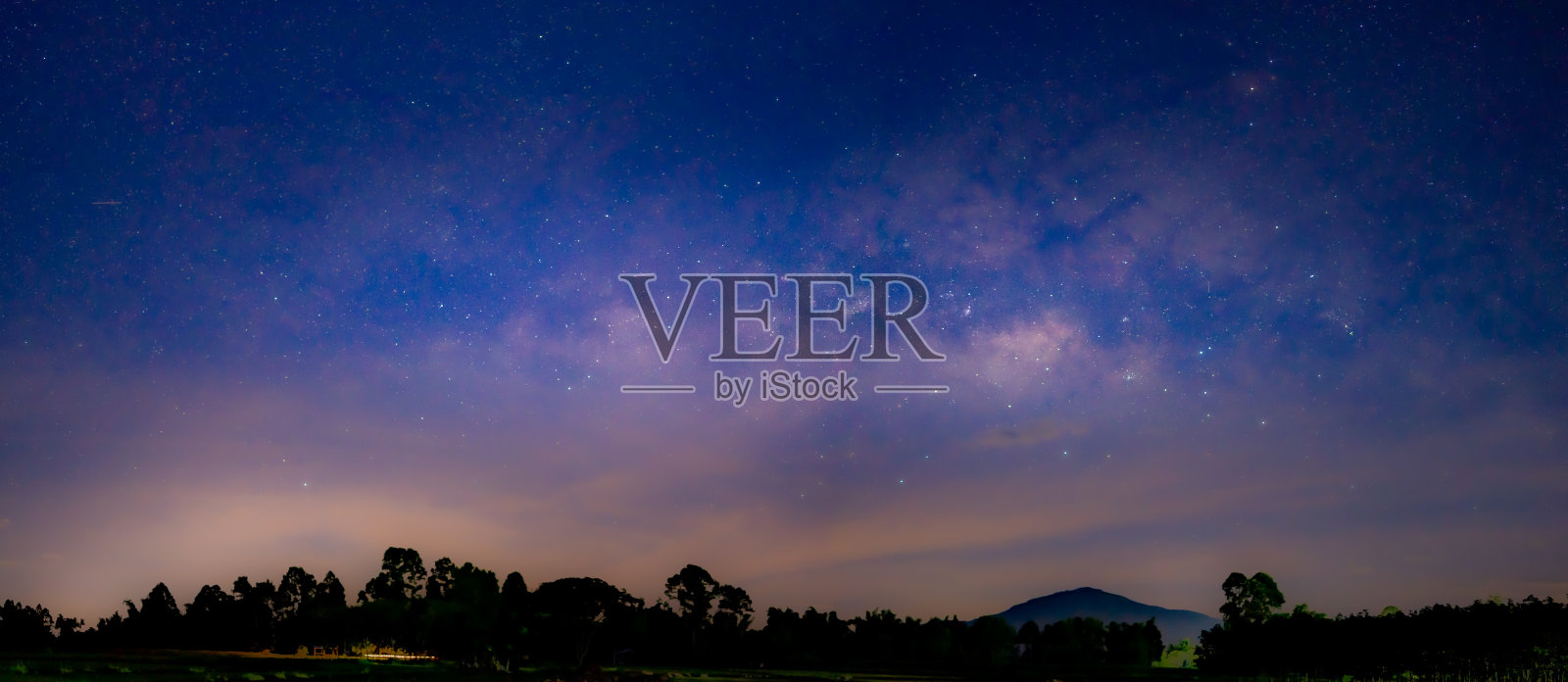 模糊的银河在夜空背景照片摄影图片