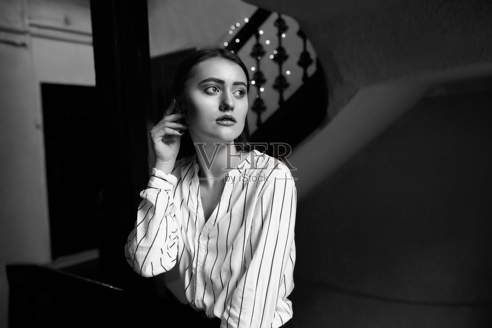 黑白室内肖像一个悲伤迷人的年轻女子穿着条纹白衬衫照片摄影图片